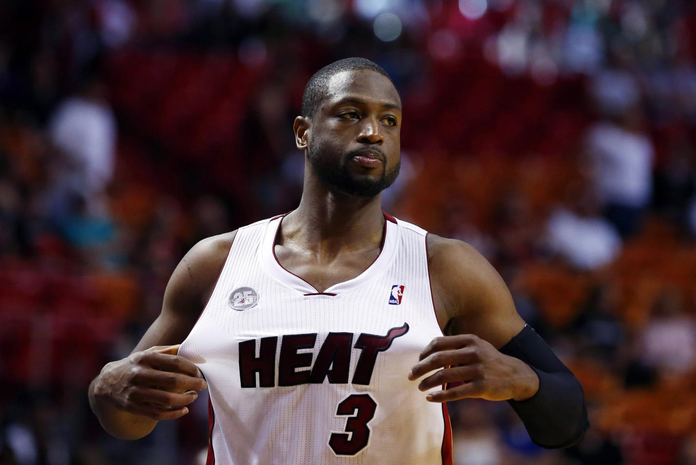 从侧翼内收 从侧翼内收