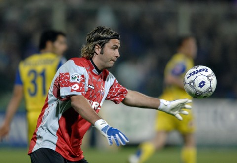 为什么投手在被击出逆转安打后会揉擦球缝线