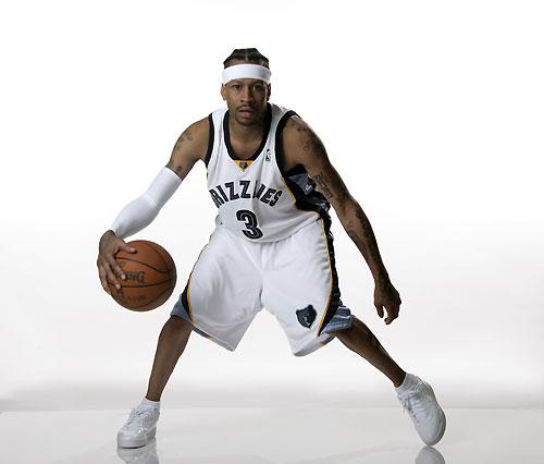 球迷骚乱！马赛vs巴黎比赛中断30分钟